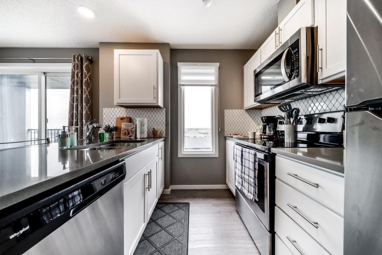Peaceful Oasis Condo, Ac, Top Floor, Secure Ug Parking, Balcony, King Bed! Edmonton Exteriör bild